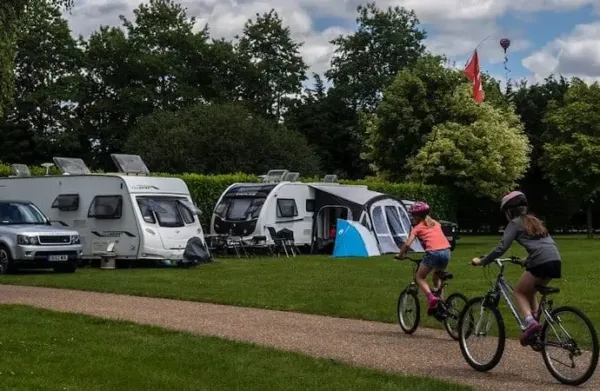 Camping and glamping at Applewood Countryside Park